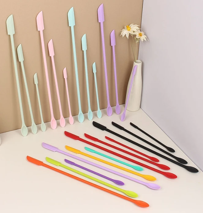 Kitchen Gadgets For Seniors - Spatule en silicone à manche long,
